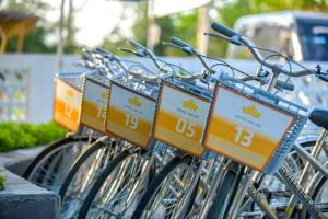 uma fila de bicicletas estacionadas uma ao lado da outra em Fivitel Hoi An Hotel em Hoi An
