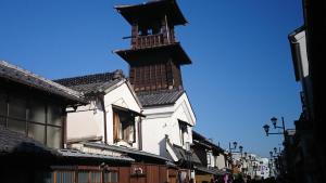 川越市にある月の宿 KAGUYA の時計塔のある高層ビル
