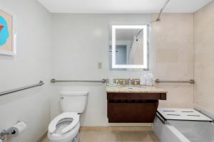 Bagno di Holiday Inn Orlando – Disney Springs® Area by IHG