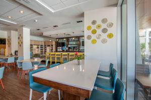 Area soggiorno di Holiday Inn Orlando – Disney Springs® Area by IHG