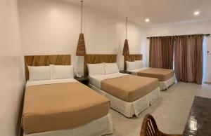 Rúm í herbergi á Cebu R Resort Tabuelan