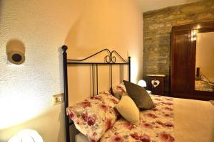 A bed or beds in a room at Il Borgo del Castello