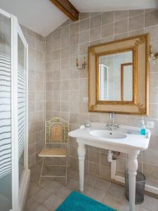 baño con lavabo, espejo y silla en Villa with pool in Provence -Villa Romantique sleeps up to 12 4 in optional gite, en Beaucaire 56 fotos más