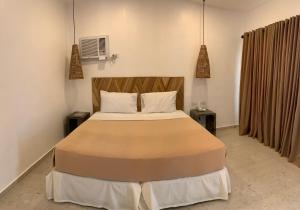 Rúm í herbergi á Cebu R Resort Tabuelan