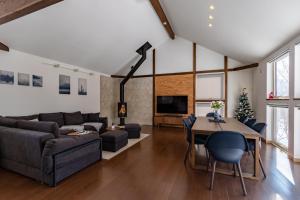 - un salon avec un canapé et une table dans l'établissement Iguru Ski Chalet - walking distance to Rusutsu Resort, à Rusutsu