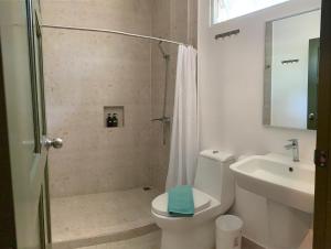Baðherbergi á Cebu R Resort Tabuelan