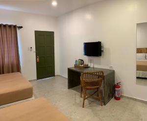 Sjónvarps- og/eða afþreyingartæki á Cebu R Resort Tabuelan
