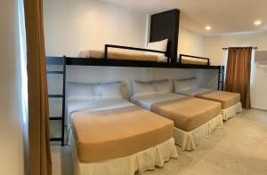 Rúm í herbergi á Cebu R Resort Tabuelan