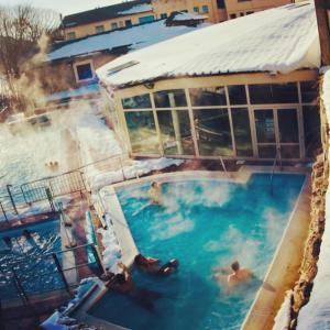 Bazén v ubytování STUDIO LA POULE AU POT pieds des pistes font Romeu Pyrénées 2000 nebo v jeho okolí