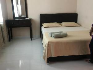 瓜埠的住宿－馬林賈家庭旅館，一间卧室配有一张带枕头的床