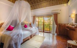 Кровать или кровати в номере Karang Lila Bhuana Ubud