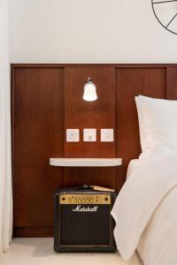 Ruby Lucy Hotel London في لندن: غرفة نوم مع سرير مع حقيبة بجانبها