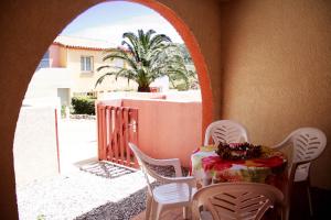 Een balkon of terras bij Lagrange Grand Bleu Vacances – Résidence Le Village des Aloès