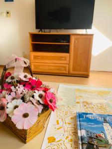 apartment في Biely Kostol: سلة من الزهور موضوعة على طاولة مع خريطة