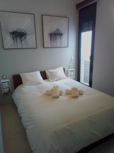 a large white bed with two towels on it at Apartment Gran Sol El Tarter in El Tarter