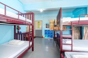 Katil dua tingkat atau katil-katil dua tingkat dalam bilik di Hatyai Dee Hostel