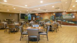 Majoituspaikan Holiday Inn - Fort Myers - Downtown Area, an IHG Hotel ravintola tai vastaava paikka