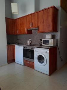 a kitchen with a washing machine and a microwave at Apartment Gran Sol El Tarter in El Tarter