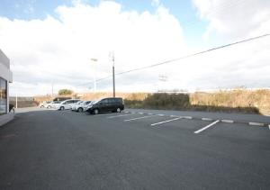 un estacionamiento con varios autos estacionados en él en Okadaya Bayside / Vacation STAY 72723, en Toyohashi