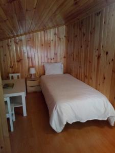 a bedroom with a white bed and a desk at Apartment Gran Sol El Tarter in El Tarter