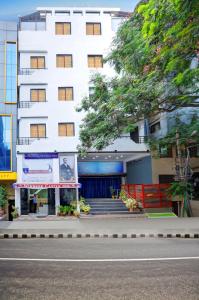 Biały budynek z znakiem przed nim w obiekcie Hotel Windsor Castle Inn Brigade Rd w mieście Bengaluru