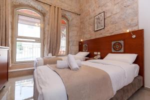 Кровать или кровати в номере Azzahra Boutique Hotel & Restaurant - Jerusalem