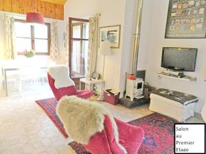 a living room with red chairs and a tv at Chalet de 3 chambres a Peisey Nancroix a 500 m des pistes avec terrasse et wifi in Peisey-Nancroix