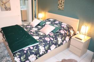 سرير أو أسرّة في غرفة في le jardin des roses