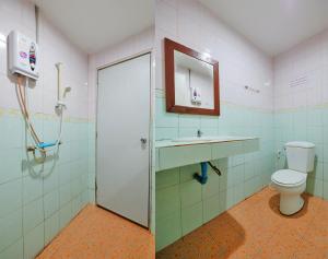 uma casa de banho com um WC, um lavatório e um chuveiro em OYO 588 Rose In Mansion em Trang