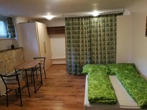 Zimmer mit einem Bett, einem Tisch und Stühlen in der Unterkunft City Center Studio Apartman in Pécs