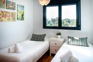 Dos camas en una habitación con dos ventanas. en Stay In Brisas del Sur, en Alicante