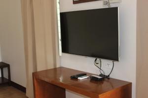 einen Flachbild-TV, der an einer Wand hängt in der Unterkunft Anaya Beach Resort in Bantayan