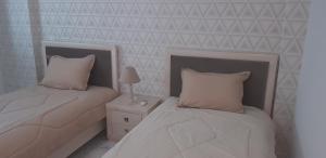 Ein Bett oder Betten in einem Zimmer der Unterkunft New Stylish and Spacious Apartment at Berges du Lac 2 Tunis