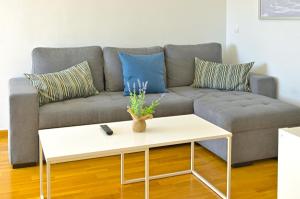 sala de estar con sofá y mesa de centro blanca en Stay In Brisas del Sur, en Alicante 27 fotos más