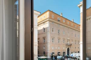 una finestra con vista su un grande edificio di Pantheon Escape a Roma