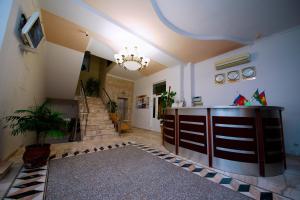 sala de estar con escalera y lámpara de araña en Yason Guest House, en Anapa