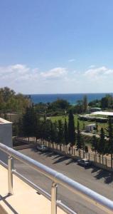Blick auf einen Park mit Bäumen und das Meer in der Unterkunft Rumana Hotel in Anamur