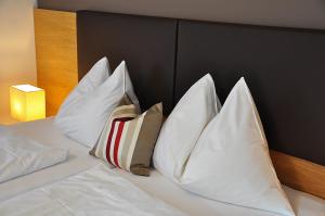 Łóżko lub łóżka w pokoju w obiekcie Hotel Gasthof Tirolerwirt