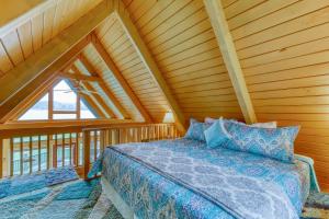 Katil atau katil-katil dalam bilik di Rustic Guemes Beach Cabin