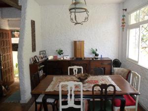 - une salle à manger avec une table et des chaises dans l'établissement Rio National Park H&C, à Rio de Janeiro
