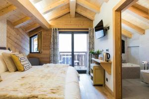 a bedroom with a large bed and a bathroom at Chalet sur les monts Morzine in Montriond