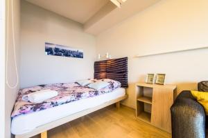 małą sypialnię z łóżkiem i szafką nocną w obiekcie Kapart Rzeszów Apartment w mieście Rzeszów