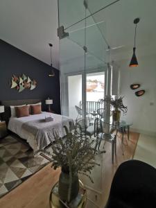 Schlafzimmer mit einem Bett, einem Tisch und Stühlen in der Unterkunft Lisbon Downtown Apartment Free Parking in Lissabon