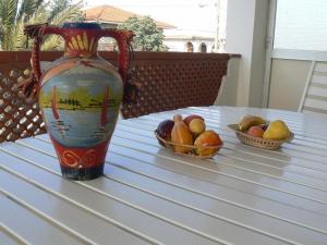 アニョーネ・バーニにあるVilla Annaの花瓶(果物のバスケット付)