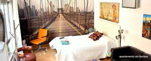 une chambre avec un lit et un tableau représentant un pont dans l'établissement Armengual Centro Apartments FREE PARKING By Easytrip, à Malaga