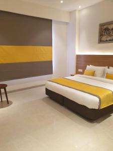 Ένα ή περισσότερα κρεβάτια σε δωμάτιο στο HOTEL ICON Rajpura