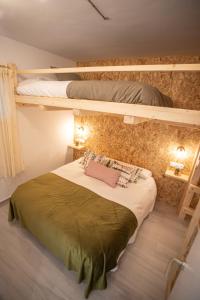 een slaapkamer met 2 stapelbedden in een kamer bij SUNSET in Sierra Nevada