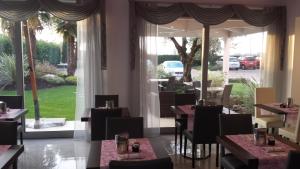 Reštaurácia alebo iné gastronomické zariadenie v ubytovaní La Grotta Hotel