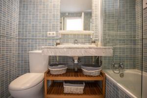 een badkamer met een wastafel, een toilet en een bad bij SUNSET in Sierra Nevada