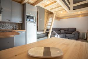 een keuken en een woonkamer met een houten tafel bij SUNSET in Sierra Nevada